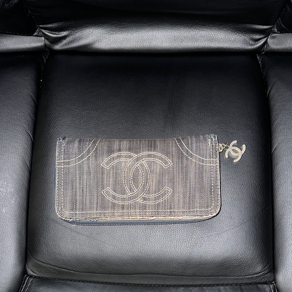 CHANEL Black and Tan Striped Clutch PRE-OWNED. - Picture 1 of 17